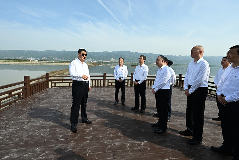 5月16日下午，中共中央总书记、国度主席、中央军委主席习近平在前往陕西西安主持中国－中亚峰会途中，在山西运城盐湖调查。