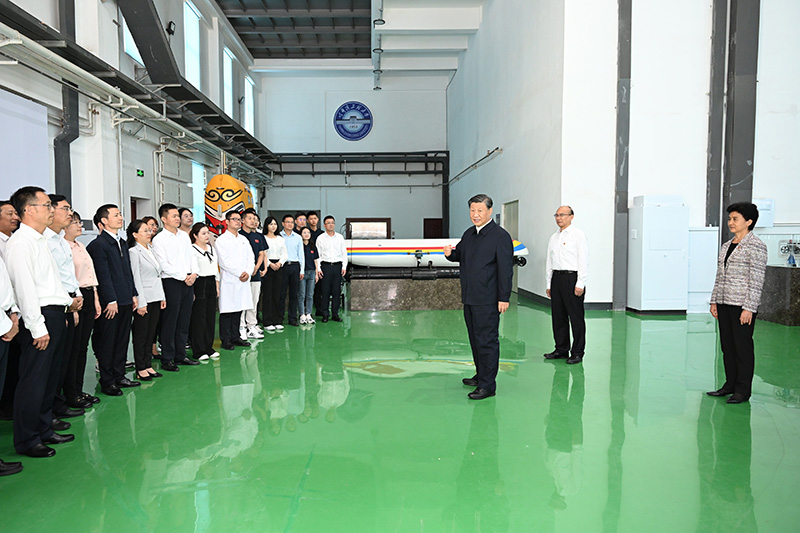 9月6日至8日，中共中央总书记、国度主席、中央军委主席习近平在黑龙江调查。这是7日上午，习近平在哈尔滨工程大学调查时，同师生代表亲切互换。