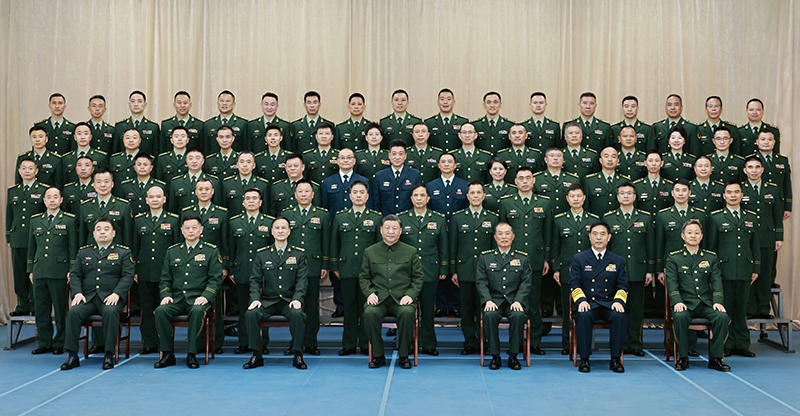 11月29日，中共中央总书记、国度主席、中央军委主席习近平到武警海警总队东海海区指挥部视察。这是习近平亲切接见东海海区指挥部有关同道，同各人合影留想。